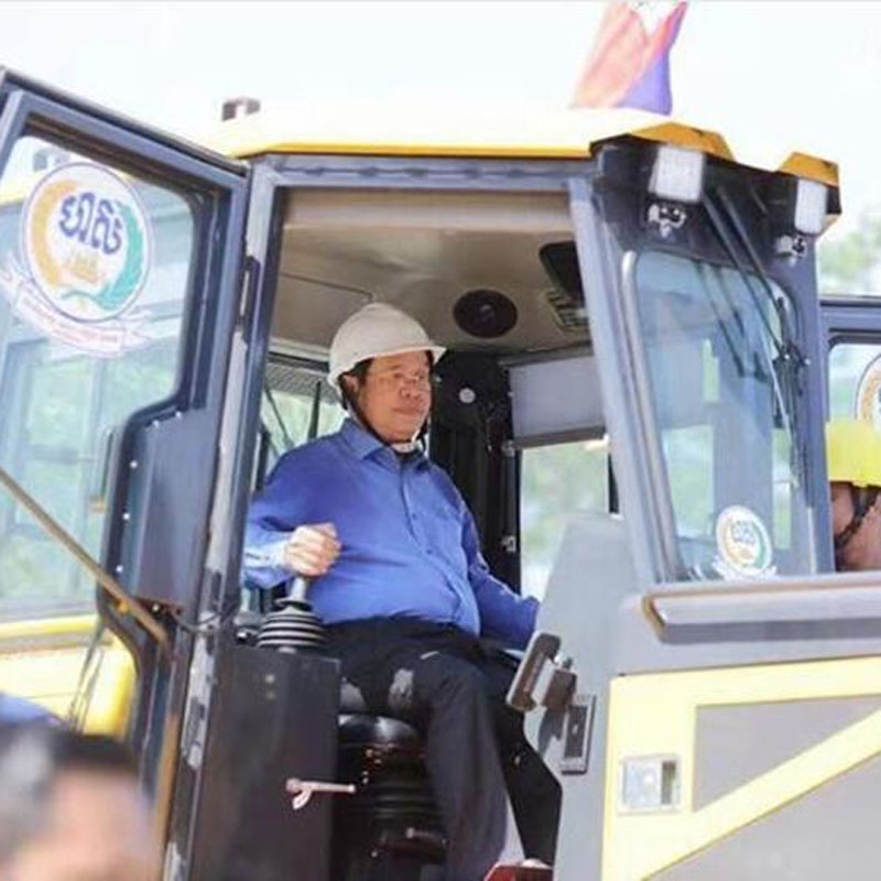Cambodjaanse premier Hun Sen test Shantui-bulldozer
